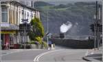 Der Dampfzug der Ffestiniog Railway nhert sich der Endstation Porthmadog und berquert den Damm Cob, der das Meer von den dahinterliegenden Marschwiesen trennt.
