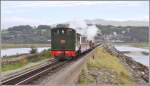 Der 12.40Uhr Dampfzug aus Blaenau Ffestiniog mit der Lok 190  Southern  nhert sich auf dem Cob dem Endbahnhof Porthmadog. Auf dem Cob verluft die Bahn, links davon ein Fussweg und hinter der kleinen Mauer drei Meter tiefer die Strasse. (04.09.2012)