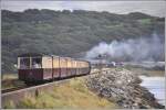 Wir staunen immer wieder wie gut besetzt die Dampfzge an einem Dienstag sind. Dampfzug auf dem Cob und im Hintergrund sind die Workshops der Bahn in Boston Lodge zu sehen. (04.09.2012)