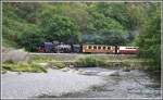Dampfzug der Welsh Highland Railway am Pass of Aberglaslyn zwischen Pont Croesor und Beddgelert.