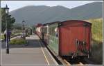 Dampfzug der Welsh Highland Railway von Porthmadog nach Caernarfon in der Kreuzungsstation Rhyd Ddu.