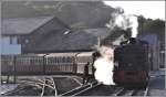 Dampfzug der Welsh Highland Railway am Bahnsteig in Porthmadog.