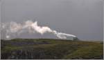 Der Nebel macht der Sonne Platz, aber der Wind hat immer noch Sturmstrke, als der nchste Dampfzug den Berg herunterkommt.