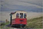 Diesellok 11  Perris  ist auf Talfahrt. Die Grser und die hochgezogene Kapuze meines Kollegen zeigen, dass der Wind hier ganz schn ber den Grat pfeifft. (06.09.2012)