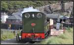 Southern 190 erreicht den Damm/Cob zwischen dem Depot Boston Lodge der Ffestiniog Railway und Porthmadog.