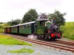 Welshpool and Llanfair Light Railway (WLLR): Diese 13,7 km lange Bahn (762mm-Spur) in Zentral-Wales zwischen Welshpool (in der walisischen Ortssprache: Y Trallwng) und Llanfair Caereinion wurde 1903 gebaut; der Personenverkehr endete in 1931, der Güterverkehr wurde von der Staatsbahn bis 1956 weitergeführt. 1963 begann ein minimaler Verkehr mit freiwilligen Helfern, die 1974 die Bahn kauften. 1981 war die Linie wieder durchgehend offen zwischen Llanfair Caereinion und Welshpool (Stadtrand), doch musste der Abschnitt durch die Stadt zum Zentralbahnhof von Welshpool abgebrochen werden. Bild: Castle Caereinion, 12.Juli 2012. 