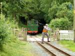 Welshpool and Llanfair Light Railway: Einfahrt der Lok 823 mit ihrem Zug in Castle Caereinion.
