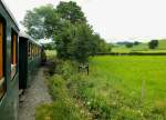 Welshpool and Llanfair Light Railway: In einem Zug mit Lok 823 zwischen Welshpool und Castle Caereinion, 12.Juli 2012.