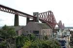 Ein Motivklassiker. Der Blick vom Balkon eines Hauses in North Queensferry auf die Firth of Forth Brigde. Auch bei Gegenlicht ein beeindruckender Anblick.
Im August 2018