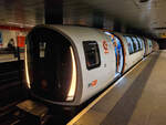 Glasgow Subway Zug 311 auf dem Inner Circle in der Station St.