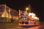 Blackpool Tw 737 wartet an der Haltestelle North Pier auf Passagiere zur Rundfahrt entlang der beleuchteten Hauptstraen whrend der Blackpool Illuminations, 05.09.2010. Die allabendlichen  Lichtspiele  werden 2011 vom 02.September bis zum 06.November stattfinden. Zur Dmmerung werden unzhige Laternen und beleuchtete Kulissen auf einer Lnge von mehreren Kilometern entlang der Straenbahnlinie eingeschaltet. Auf der parallelen Strae geniessen die Autofahrer das Spektakel in endlosen Staus, die Straenbahn beteiligt sich mit drei beleuchteten Themenwagen. Wagen 737 wird von einem Hersteller von Mentholpastillen aus dem nahegelegenen Fleetwood (nrdlicher Endpunkt der Straenbahn) gesponsort.