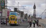 Wagen 711 auf der Promenade bewegt sich Richtung Blackpool Tower.