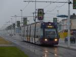 Eine Tram in Blackpool nach Starr Gate fährt an der Promenade entlang, nahe dem Manchester Square.