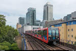 Ein Zug der DLR mit Triebzug 136 an der Spitze erreicht am 11.