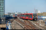 Station West India Quay mit Zügen der DLR vom Perron der Station Canary Wharf aus gesehen am 20. April 2019.