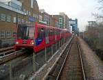 Im Gleisvorfeld der Crossharbour Station wartende DLR-Doppeleinheit der BR B2K, 17.3.010.