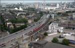 Aufgeständert durch die Docklands -    Ein Zug der DLR wird gleich die Station West Silvertown erreichen.