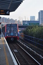 Ein DLR-Zug fhrt in Haltestelle Polar am 25.12.2016 ein. 