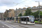 Am 14.08.2019 verlässt ein CAF Urbo 3 die Haltestelle West End - Princess Street in Richtung Edinburgh Airport.