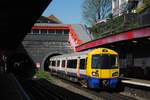 378 207 bei der Einfahrt in die Station Kensal Green. (19.04.2018)