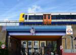 Zug der London Overground bei der Ausfahrt aus der Station  Hackney Wick , ganz im Nordosten der britischen Hauptstadt.