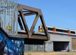 Die einstige Underground-Linie in Tieflage wurde auf eine alte Eisenbahntrasse in Hochlage verlegt. Zug der London Overground kurz vor der Station  Shoreditch High Street . 10.7.2015