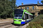 Croydon Tw 2561, Woodside Tram Stop, 23.08.2016. Man erkennt gut, daß hier eine alte Bahntrasse genutzt wird.