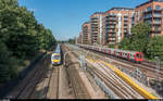 Ein Zug der Metropolitan Line nähert sich am 9. August 2017 der Station West Hampstead, die ohne Halt durchfahren wird. Auf der Chiltern Main Line ist gleichzeitig Chiltern Railways 168 328 unterwegs Richtung London Marylebone.