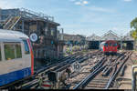 Queen's Park - am 13. August 2017 wegen Bauarbeiten Endstation der Bakerloo Line. Während Triebzug 3535 gerade angekommen ist, kommt Triebzug 3258 gerade aus der Wendeanlage gefahren um seine Fahrt in nach Elephant & Castle zu starten.