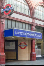 Eingang zur Leicester Square Tube Station mit neuem und altem Underground-Roundel am 28.