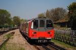 Tw.51683 des  1995 Stock  im Einsatz auf der Northern Line bei der Einfahrt in die Haltestelle Burnt Oak.