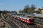 Garnitur des  S7 Stock  der District Line im Bereich des Abzweigpunktes Acton Town.