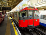 Ein Zug der Piccadilly Line in Richtung Heathrow im Bahnhof Barons Court, 13.10.2018.