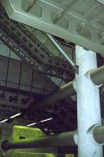 Interessante Konstruktion in der Londoner Tube Westminster Station. Bild vom 07.April 2002. (Fotoscan)