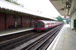 Hainault - eine typische Station fr den stlichen Teil auf der Central Line der Londoner Tube.