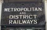 Der Bahnhof South Kensington (heute Circle und District Line) wurde einst von den konkurrierenden Gesellschaften Metropolitan Railway und District Railway betrieben. Die Met fuhr ihre Zge im Uhrzeigersinn, die District in die Gegenrichtung (vgl. Christian Wolmar  The Subterranean Railway  2004. S. 86). South Kensington, 2009-09-16.