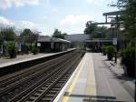 London, Kew Gardens (District Line) - die Station an den kniglichen botanischen Grten (daher stehen z.B. Palmen am Bahnsteig)