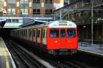 Auf der District- Circle- und Hammersmith&City-Line sind sechsteilige Triebzge der Bauarten C69 und C77 im Einsatz. Eine C69-Einheit mit Wagen 5570 zuvorderst fhrt auf diesem Bild vom 10.10.2009 gerade in Barbican ein, unterwegs auf der Circle Line im Gegenuhrzeigersinn.