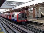 Stadtauswrts fahrender Zug der Central Line erreicht die Newbury Park Station, 18.3.010.