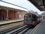 Stadteinwrts fahrender Zug der Central Line erreicht die Newbury Park Station, 18.3.010.