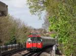 Piccadilly Line, London - ein Zug fhrt ein.