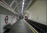 Einfahrt eines Zuges der Central Line in die Station  Notting Hill Gate .