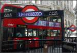 Londoner Rot: das wohl eingngigste U-Bahn Signet der Welt vor einem klassischen Doppeldecker.