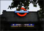 Das Signet der Londoner U-Bahn ist extrem einprgsam und fotogen - besonders in der Dmmerung. Station  Embankment , 14.7.2013