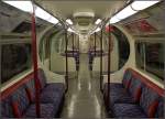 Schn plschig und absolut leer - um viertel nach fnf nachmittags! Londoner U-Bahnwaggon lterer Bauart.