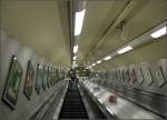 Endlose Rolltreppen aus den Tiefen des Londoner Untergrunds - inzwischen nicht mehr aus Holz wie frher. 14.7.2013