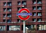 Prgnantes Signet der Londoner U-Bahn an der Station  Swiss Cottage  bei Tag.