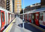 Zwei nagelneue S-Stock-Züge der London Underground in der Station  Baker Street .