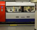 Schon am Vormittag gut besetzt: Zug der London Underground in der Station  Swiss Cottage . 10.7.2015