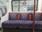 kein Wohnzimmersofa, sondern Sitzmöbel in der Underground London (U-Bahn) am 13.6.2016, Bakerloo-Line, Typ 1972 Tube Stock, 2 Stromschienen, (positiv und negativ), 630 V Gleichstrom,